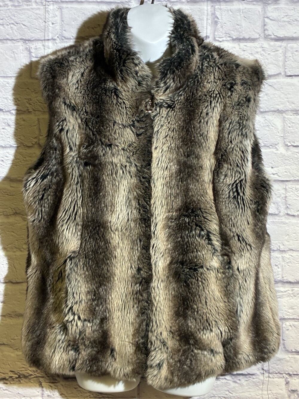 Neckworks Faux Fur Vest Size M Wolf Print Sleeveless Full Zip Winter